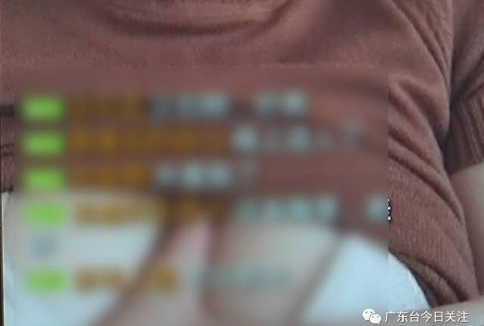 許多美女主播大張旗鼓地進(jìn)行不堪入目的黃色脫衣舞表演